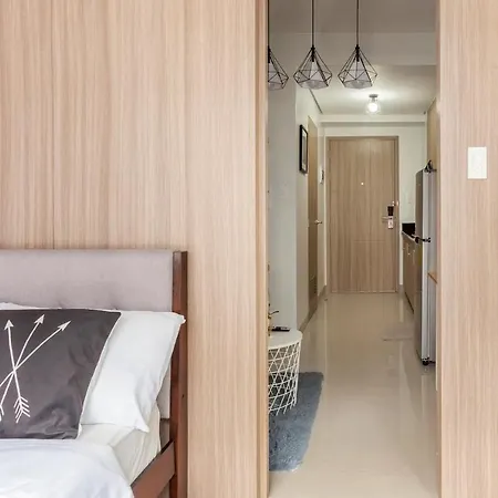 Shore 2 Apartment With Balcony Manila Exterior photo