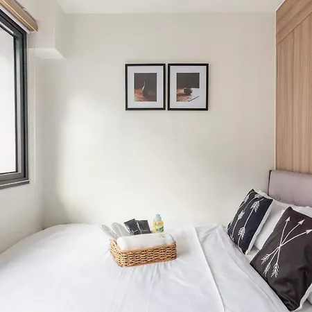 Shore 2 Apartment With Balcony Manila Exterior photo